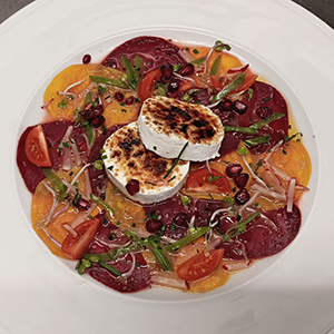 Caramellisierter Ziegenkäse auf Bete-Carpaccio und Granatapfel